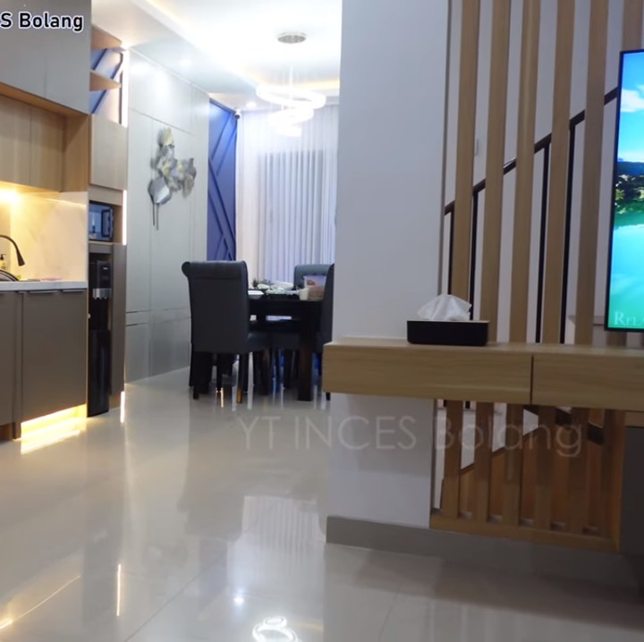<p>Untuk ruang tamu, ini juga dipakai oleh keluarga Nanda gitu untuk berkumpul bersama. Di sana tersedia sofa, meja, dan televisi yang lengkap dengan dekorasinya furnitur <em>custome </em>dan langsung mengarah ke dapur.<em>(Foto:</em> YouTube Inces Bolang)<br /><br /><br /></p>