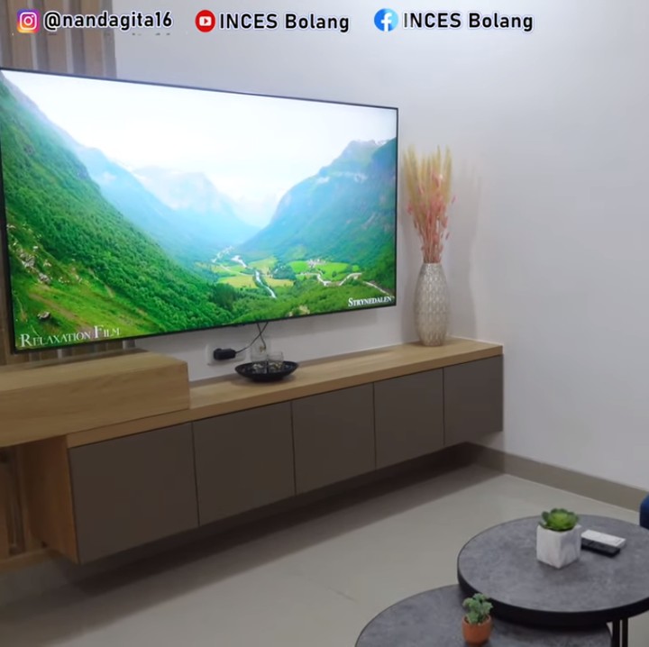 <p>Dari pagar hingga pintu masuk, rumah ini memiliki kesan minimalis. Hal ini juga disinggung Nanda, bahkan untuk terasnya sendiri memang ia buat sedemikian simpel namun tetap terlihat estetik. (Foto: YouTube Inces Bolang)<br /><br /><br /></p>