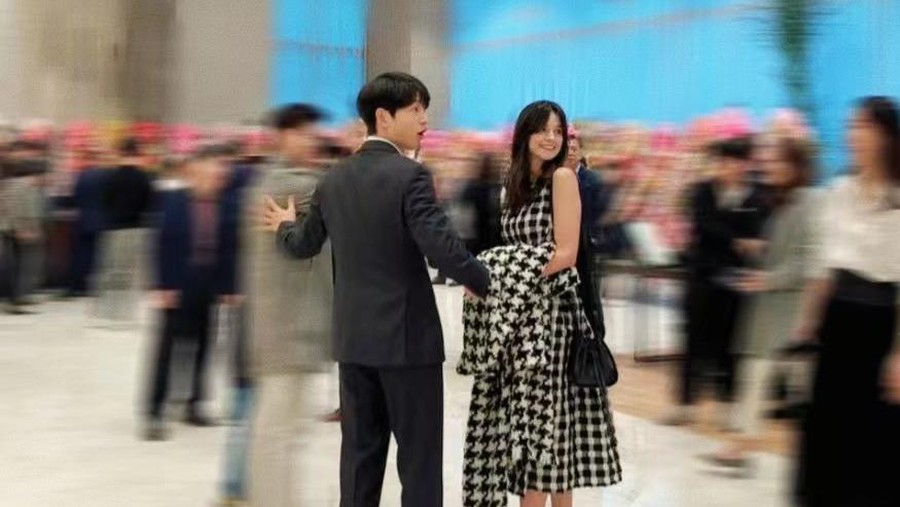 Song Joong Ki dan istri menghadiri pernikahan adik perempuannya