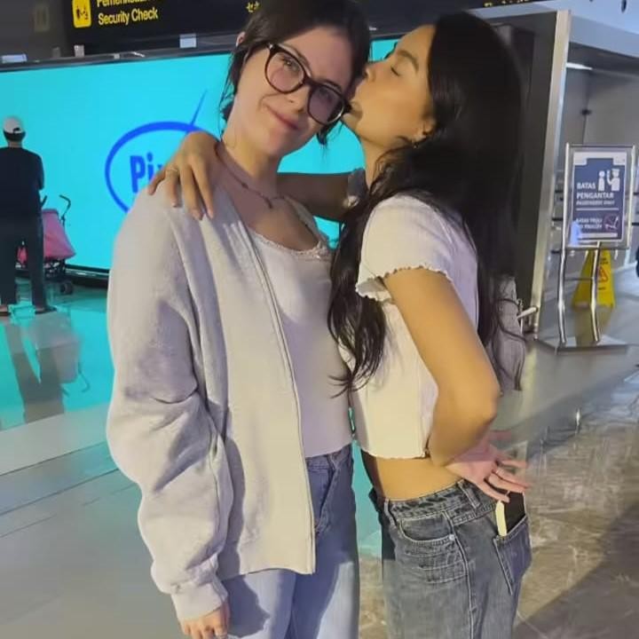 <p>Manuella Aziza yang kini sudah berusia 18 tahun terbang ke Jerman untuk melanjutkan pendidikan. Momen-momen ini dibagikan Sophia Latjuba di akun Instagram pribadinya. (Foto: Instagram @sophia_latjuba88)<br /><br /><br /></p>