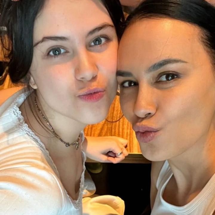 <p>Sophia juga mengaku sedih sekaligus bangga pada putri keduanya tersebut. "Untuk semua ibu tunggal di luar sana yang harus melalui babak baru dalam hidup ini sendirian tanpa dukungan apa pun, dan harus melalui semua emosi saat membiarkan berlian kecil mereka keluar rumah untuk membentuk diri mereka sendiri: kami mengerti! Untuk bayi perempuanku, Manuella... Ibu sangat bangga padamu!" tulis Sophia. (Foto: Instagram @sophia_latjuba88)<br /><br /><br /></p>