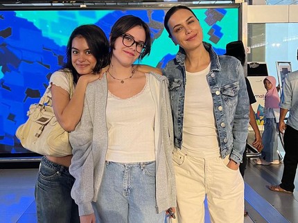 5 Potret Eva Celia & Sophia Latjuba Antar Si Bungsu Manuella Sekolah ke Jerman