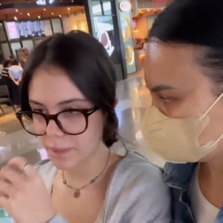 <p>Unggapan ibunda Eva dan Manuella ini memang bikin haru ya, Bunda? Kita doakan, semoga Emanulla bisa melanjutkan pendidikannya dengan lancar dan sehat selalu di sana, ya. (Foto: Instagram @sophia_latjuba88)</p>