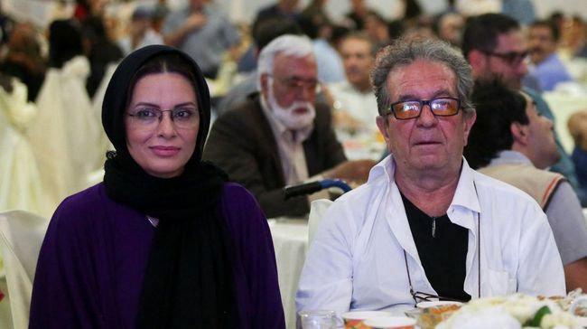 Sutradara Iran Dariush Mehrjui beserta istrinya ditemukan tewas di rumah dan diduga jadi korban penusukan pada akhir pekan lalu (14/10).