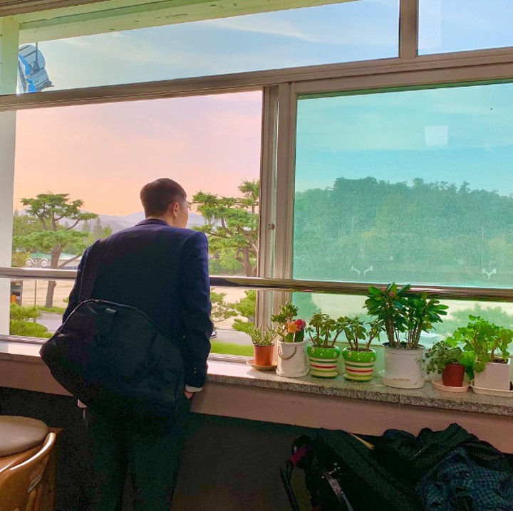 <p>Tampak belakang diri Park Seo Joon bersamaan dengan cahaya langit tak mengurangi keindahannya ya, Bunda. (Foto: Instagram @bn_sj2013)</p>