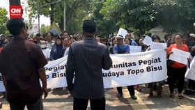 VIDEO: Aksi Topo Bisu di Depan Rumah Dinas Gibran Tolak Putusan MK