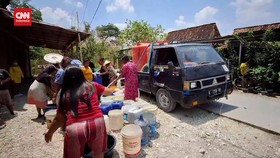 VIDEO: Krisis Air Bersih, Emak-emak Nekad Adang Truk Tangki