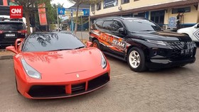 VIDEO: Polisi Kandangkan Mobil Mewah Pelaku Balap Liar Di Jakabaring