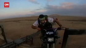 VIDEO: Momen Militan Hamas Lintasi Perbatasan Gaza Menuju Israel