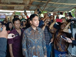 Didemo Aksi Topo Bisu di Kantornya, Gibran Datangi Para Pendemo