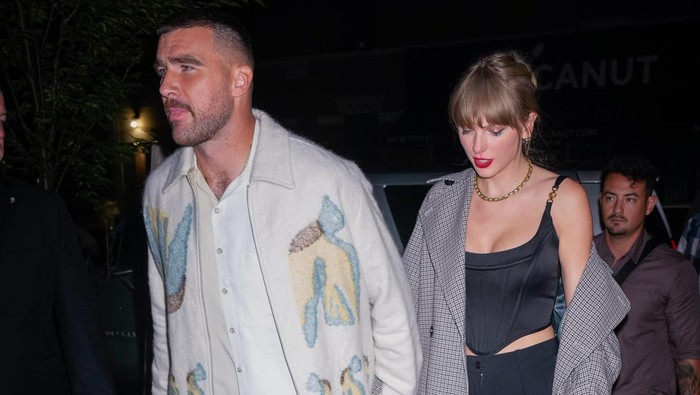 NEW YORK, NEW YORK - OCTOBER 15: Travis Kelce and Taylor Swift arrive at SNL Afterparty on October 15, 2023 in New York City. (Photo by Gotham/GC Images)