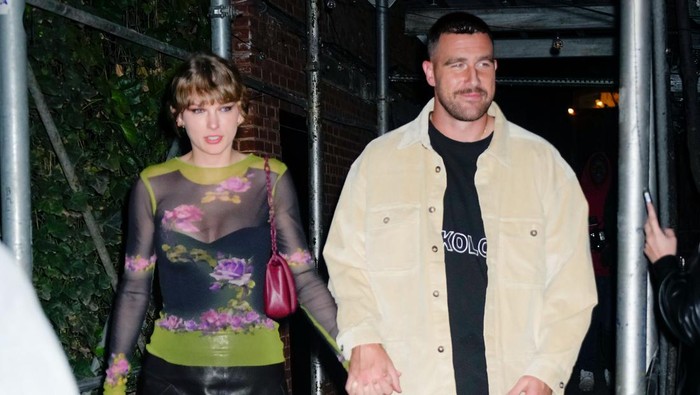 NEW YORK, NEW YORK - OCTOBER 15: Taylor Swift and Travis Kelce have dinner at Waverly Inn on October 15, 2023 in New York City. (Photo by Gotham/GC Images) Taylor Swift Buatkan Lagu untuk Para Artis, Ini Responnya!