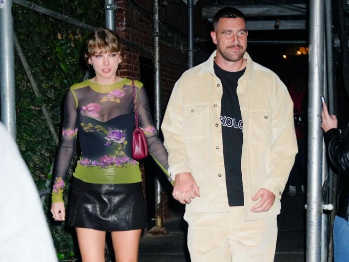 NEW YORK, NEW YORK - OCTOBER 15: Taylor Swift and Travis Kelce have dinner at Waverly Inn on October 15, 2023 in New York City. (Photo by Gotham/GC Images)