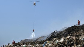 FOTO: Kebakaran Berhari-hari TPA Suwung, Sampah di Denpasar Meluber