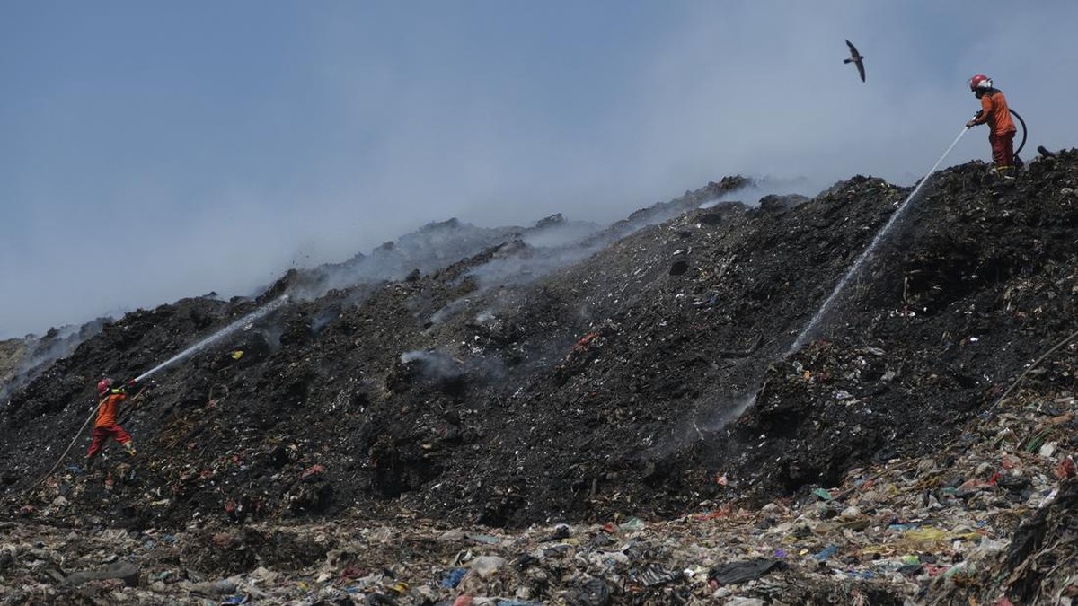 FOTO: Kebakaran Berhari-hari TPA Suwung, Sampah di Denpasar Meluber