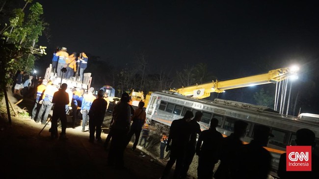 Pantauan di lokasi, satu unit crane tiba sekitar pukul 18.00 WIB dan mulai dioperasikan untuk mengevakuasi gerbong kereta yang anjlok tak lama setelahnya.
