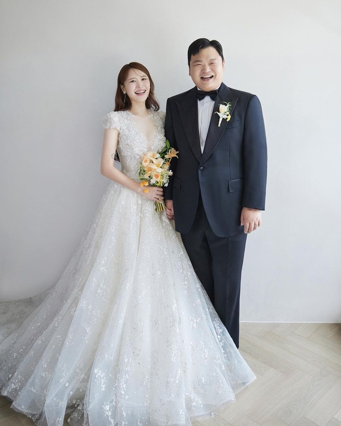 Amin bahkan mengungkapkan perasaannya di caption postingan foto pre-wedding yang diunggah di akun Instagram pribadi, 