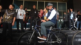 VIDEO: Anies Naik Sepeda Ke Rumah Sakit Jalani Tes Kesehatan