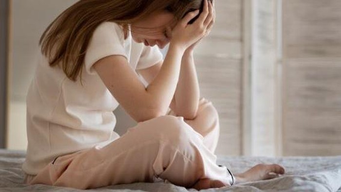 Sering Merasa Sedih Tanpa Alasan? Kenali 4 Penyebabnya!