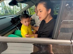 Baim Wong Tabrak Tembok Gedung Parkir, Anak Hampir Terpental dari Pangkuan Paula