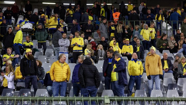 Penembakan yang menewaskan dua warga Swedia di Brussels membuat suporter yang hadir di laga Belgia vs Swedia diminta untuk tidak meninggalkan stadion.