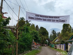 Bendera Setengah Tiang Simbol Warga Branggah Banaran Perjuangkan Tanah Leluhur