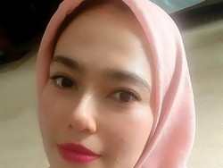 Digugat Cerai Suami, Catherine Wilson Tampil Berhijab dan Rajin Ikut Kajian