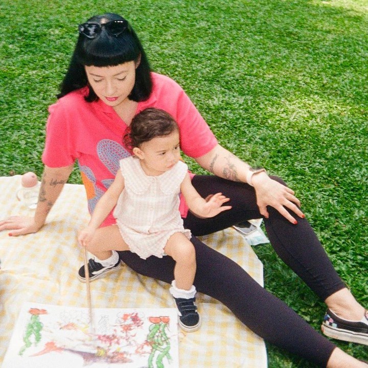 <p>Sebelum pindah ke Indonesia dari Inggris, Claudia diketahui pernah tinggal di Belanda dan kuliah di Australia. Artinya, ada banyak percampuran budaya yang ia alami, nih. (Foto: Instagram @miss_adinda_mae)<br /><br /><br /></p>
