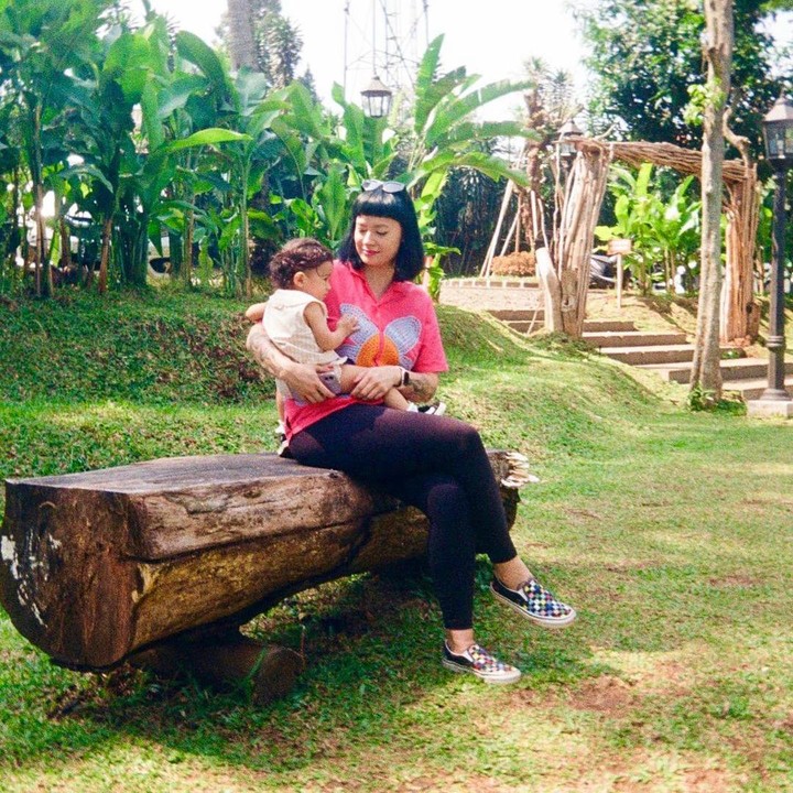<p>Derby Romero menikah dengan Claudia Adinda sejak 14 Oktober 2017 dan dikaruniai seorang anak perempuan bernama Millie Mae, Bunda. Claudia merupakan keturunan Inggris karena sang ayah berasal dari negara tersebut, sementara sang Bunda berasal dari Bandung, Jawa Barat.(Foto: Instagram @miss_adinda_mae)<br /><br /><br /></p>