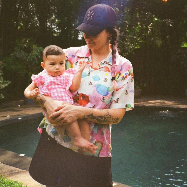 <p>Melalui media sosial Instagram, Claudia kerap membagikan potret bersama Si Kecil yang kini berusia 1,5 tahun.(Foto: Instagram @miss_adinda_mae)<br /><br /><br /></p>