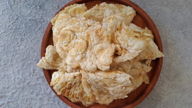 Kuliner Indonesia, emping masuk ke dalam kamus asal Amerika Serikat Merriam Webster dan termasuk dari 690 kosa kata baru di kamus tersebut.