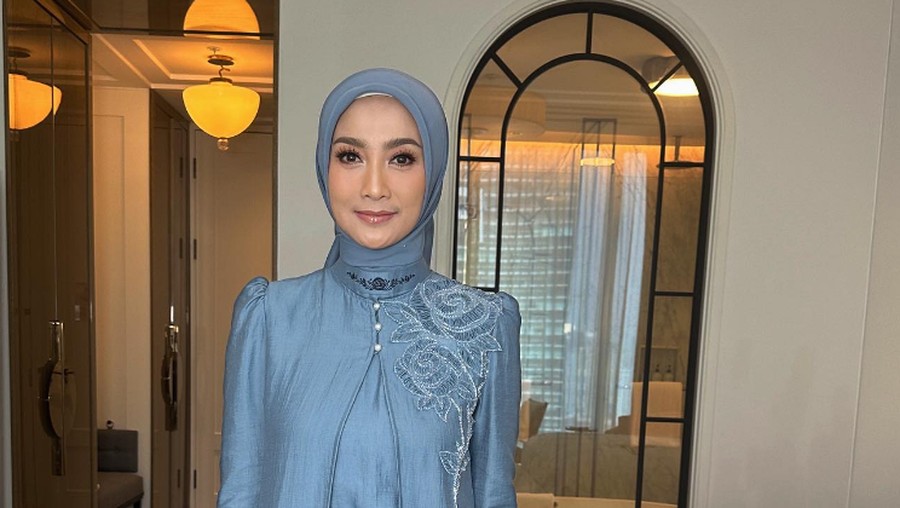 Foto Desy Ratnasari, awet muda memasuki usia 50 tahun.