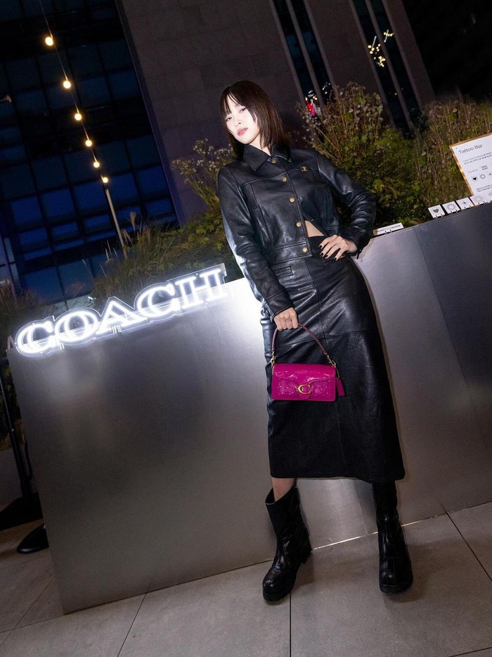 Idol K-Pop kelahiran 17 April 2001 tersebut tampil chic sekaligus elegan dengan mengenakan leather outfit dan boots, yang dipadukan dengan hand bag berwarna pink./ Foto: instagram.com/itzy.all.in.us