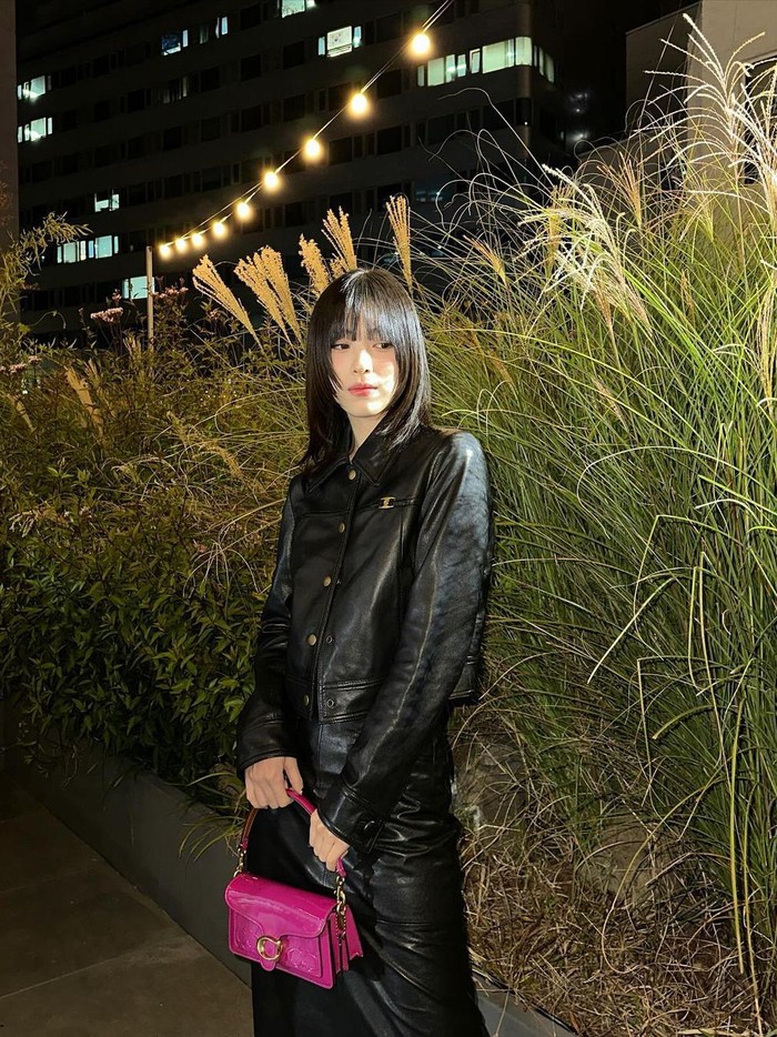 Terlebih, ia tampil makin menawan dengan gaya rambut middle-length hair serta sentuhan layer dan poni depan yang melengkapi penampilannya./ Foto: instagram.com/itzy.all.in.us