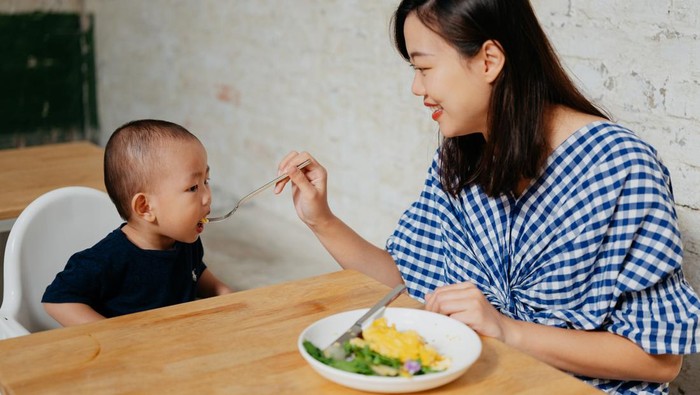 Ilustrasi Anak Makan Telur