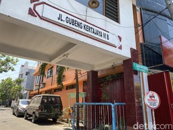 Warga Gubeng Kertajaya VI B Protes Jalan Ditutup Buat Parkir Mobil Ketua RT