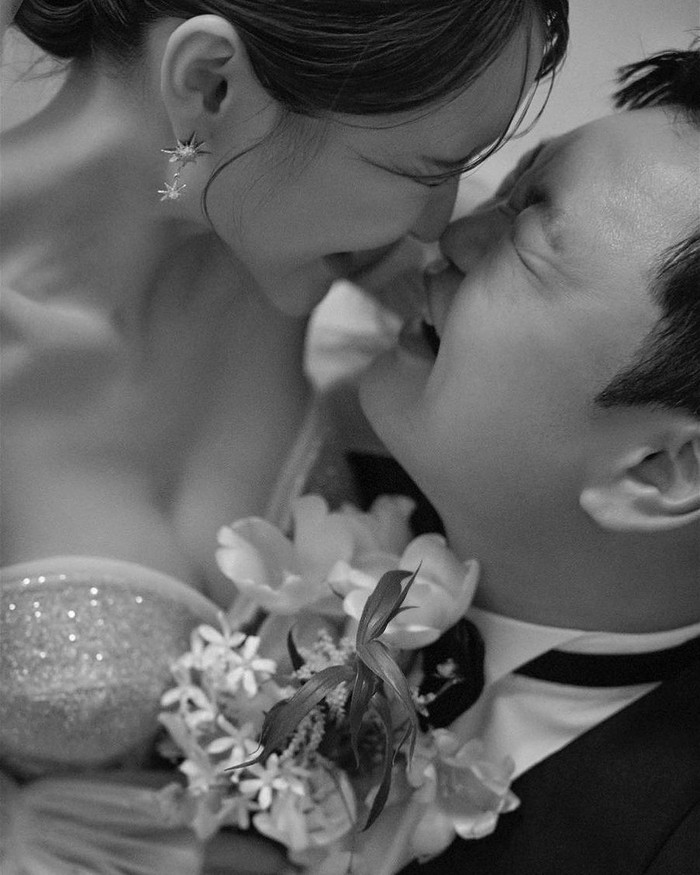 Kebahagiaan tiada tara terpancar dari aura Go Kyu Pil dan Amin yang saling tersenyum dalam potret monochrome. Pernikahan ini akan menandai keutuhan cinta keduanya tak lama setelah mengikat janji suci di altar./ Foto: instagram.com/amin0224