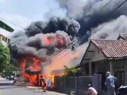 Pom Bensin Mini di Sumedang Meledak, 4 Ruko Terbakar-Satu Orang Luka