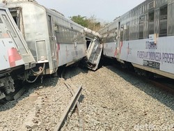 Ambulans Berdatangan ke TKP Kecelakaan KA Argo Semeru Vs Argo Wilis Sentolo