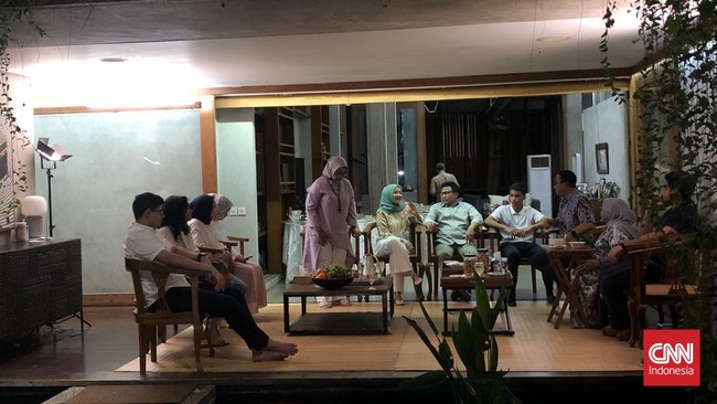 Cak Imin membawa keluarganya untuk berkumpul bersama keluarga Anies di kediaman bacapres Koalisi Perubahan itu di Lebak Bulus.