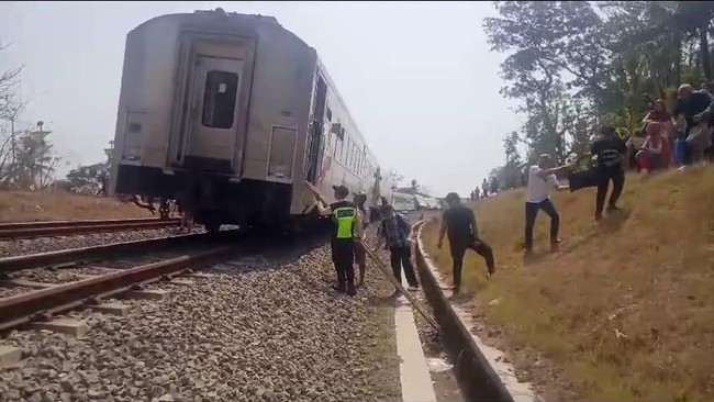 PT KAI menyebut dua jalur rel antara Wates - Sentolo tak bisa dilintasi imbas insiden yang melibatkan KA Argo Semeru dan KA Argo Wilis.