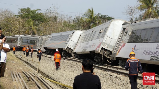 KAI membatalkan perjalanan Commuter Line Prameks karena insiden anjloknya kereta api (KA) Argo Semeru dan KA Argo Wilis di Wates, Kulon Progo, Selasa (17/10).