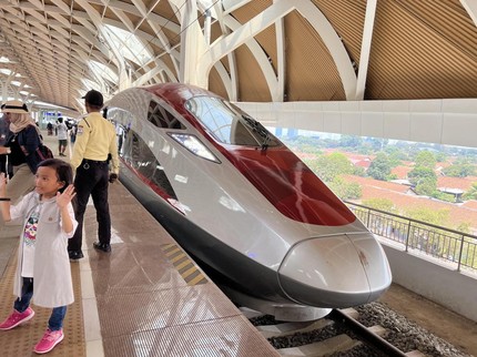 Hari Ini, Naik Kereta Cepat Whoosh Berbayar cuma Rp150 Ribu