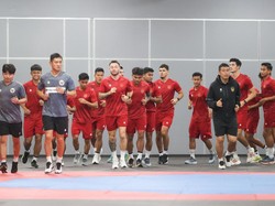 Hujan Deras di Brunei Bikin Timnas Indonesia Latihan di Lapangan Indoor