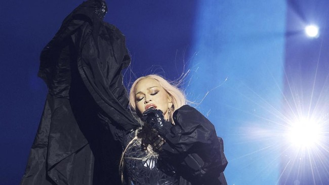 Madonna jatuh terjengkang di atas panggung saat tampil di konser tur Celebration di Seattle pada Senin (19/2) malam waktu setempat.