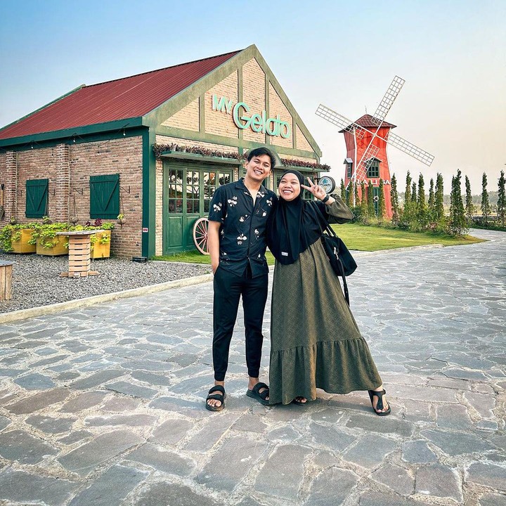 <p>Aktris dan komedian Mumuk Gomez tengah menanti kelahiran anak pertamanya nih, Bunda. Mumuk dan suaminya Eno Retra, kerap membagikan aktivitas selama quality time bareng di kehamilan pertama ini. (Foto: Instagram @mumukgomez)</p>