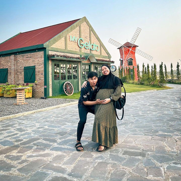 <p>Dalam potret ini, Mumuk pamer baby bump kehamilannya yang sudah tampak besar. Wanita 28 tahun ini mengenakan baju terusan berwarna hijau army dan jilbab hitam. (Foto: Instagram @mumukgomez)</p>