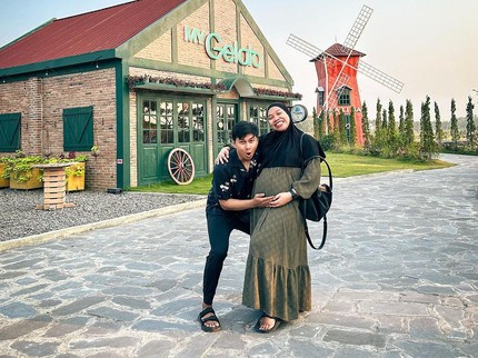 5 Potret Kehamilan Pertama Mumuk Gomez, Sibuk Kerja & Quality Time Bareng Suami