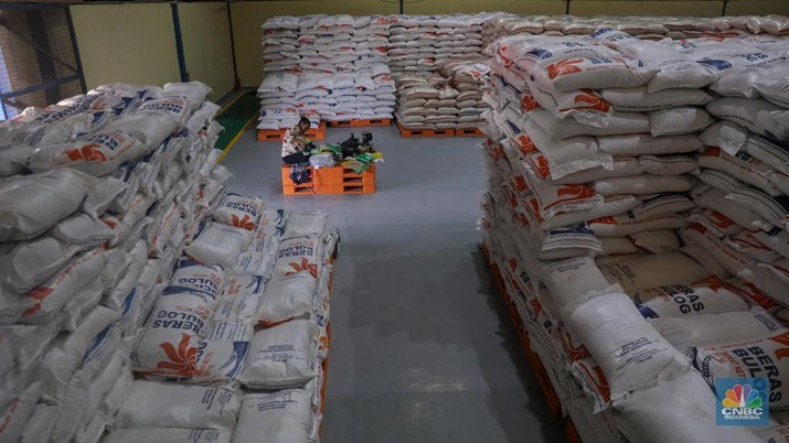 Pekerja melakukan pengemasan beras stabilisasi pasokan dan harga pangan (SPHP) di gudang Bulog Kanwil Jakarta Banten di Kelapa Gading, Jakarta Utara, Selasa (17/10/2023). Beras SPHP bertujuan untuk menurunkan harga beras di pasaran. (CNBC Indonesia/Faisal Rahman)