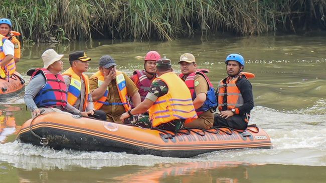 Bobby Nasution Pantau Perkembangan Bersih-bersih Sungai Deli